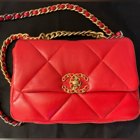 Chanel 19 small red in lamb leather - Picture 6 of 6